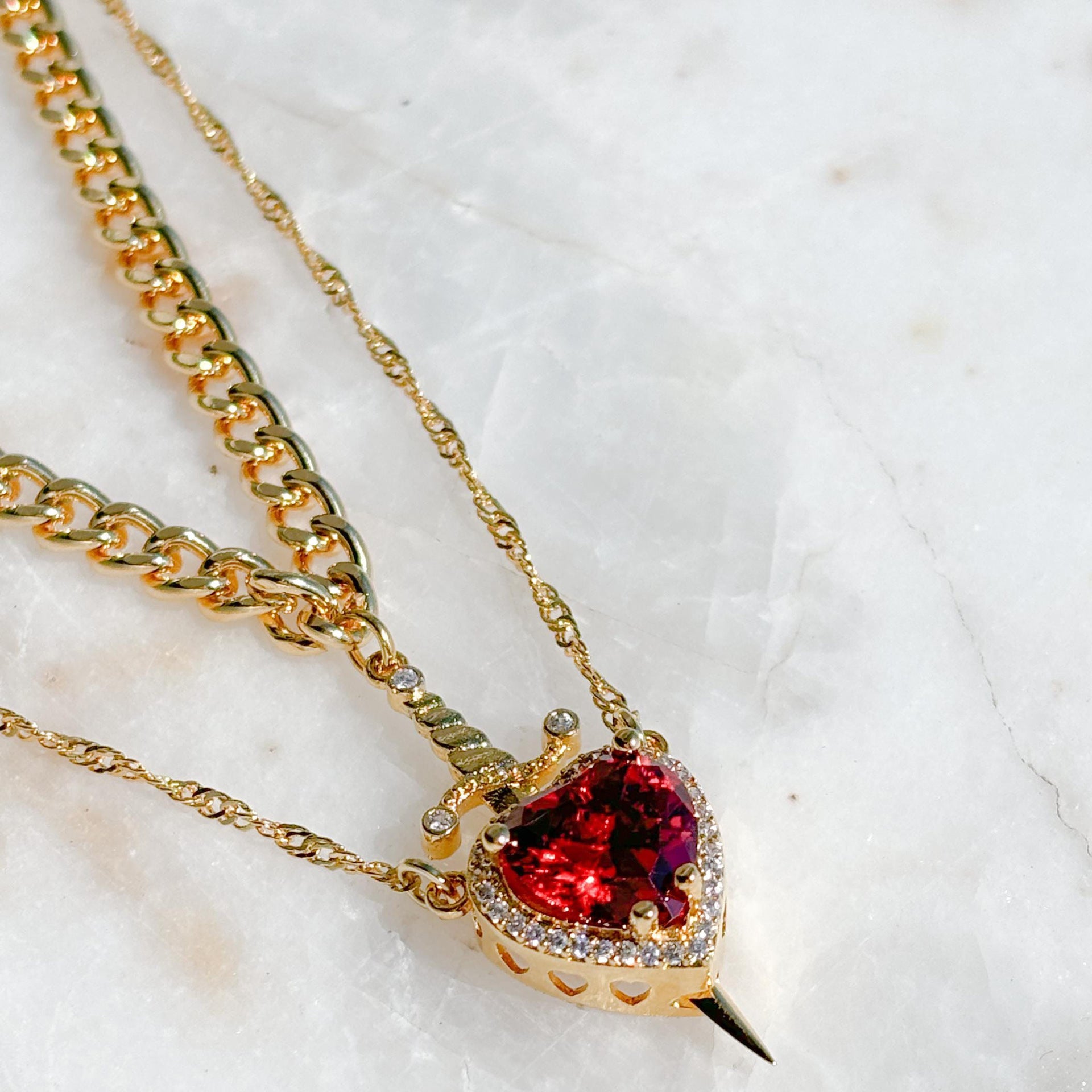 Gothic Punk One Arrow through the Heart Creative Two Color Couple Necklace Red Rhinestone Heart Dagger Necklace Good Friend Gift Fashion Jewelry