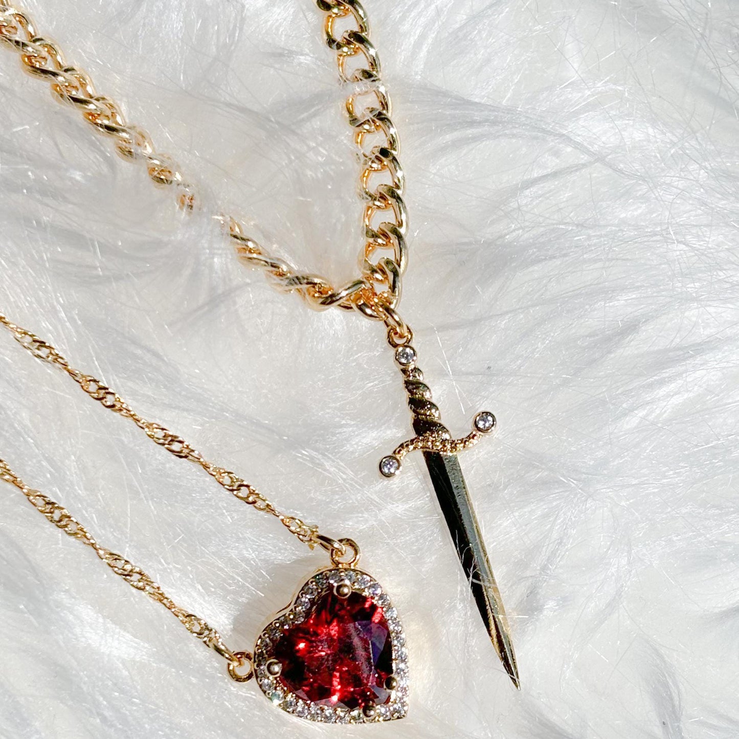 Gothic Punk One Arrow through the Heart Creative Two Color Couple Necklace Red Rhinestone Heart Dagger Necklace Good Friend Gift Fashion Jewelry