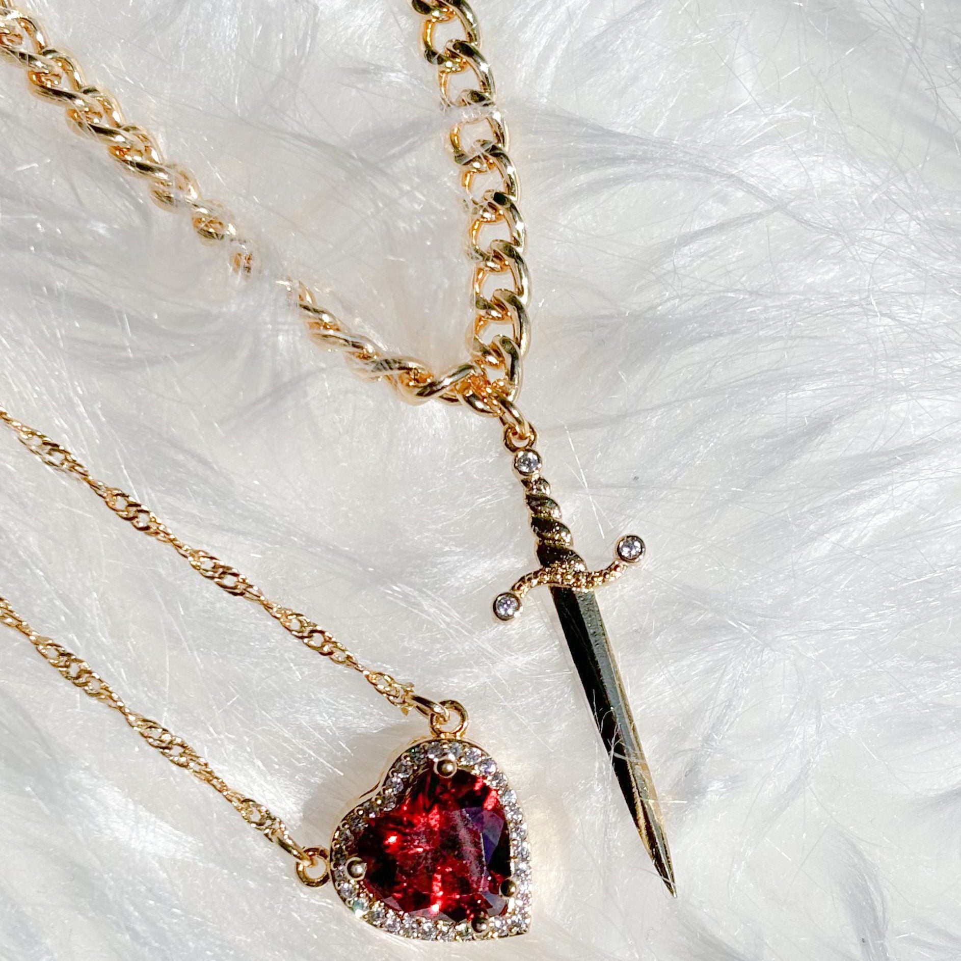 Gothic Punk One Arrow through the Heart Creative Two Color Couple Necklace Red Rhinestone Heart Dagger Necklace Good Friend Gift Fashion Jewelry